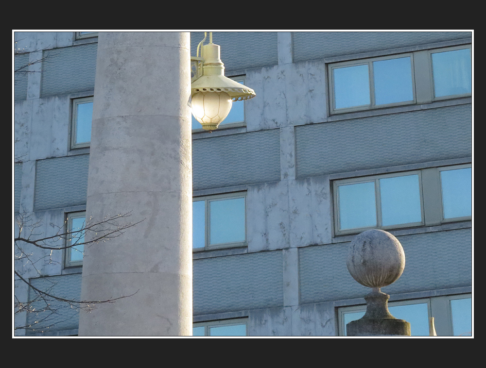 seitenblick: vom stadtpark richtung hotel intercontinental