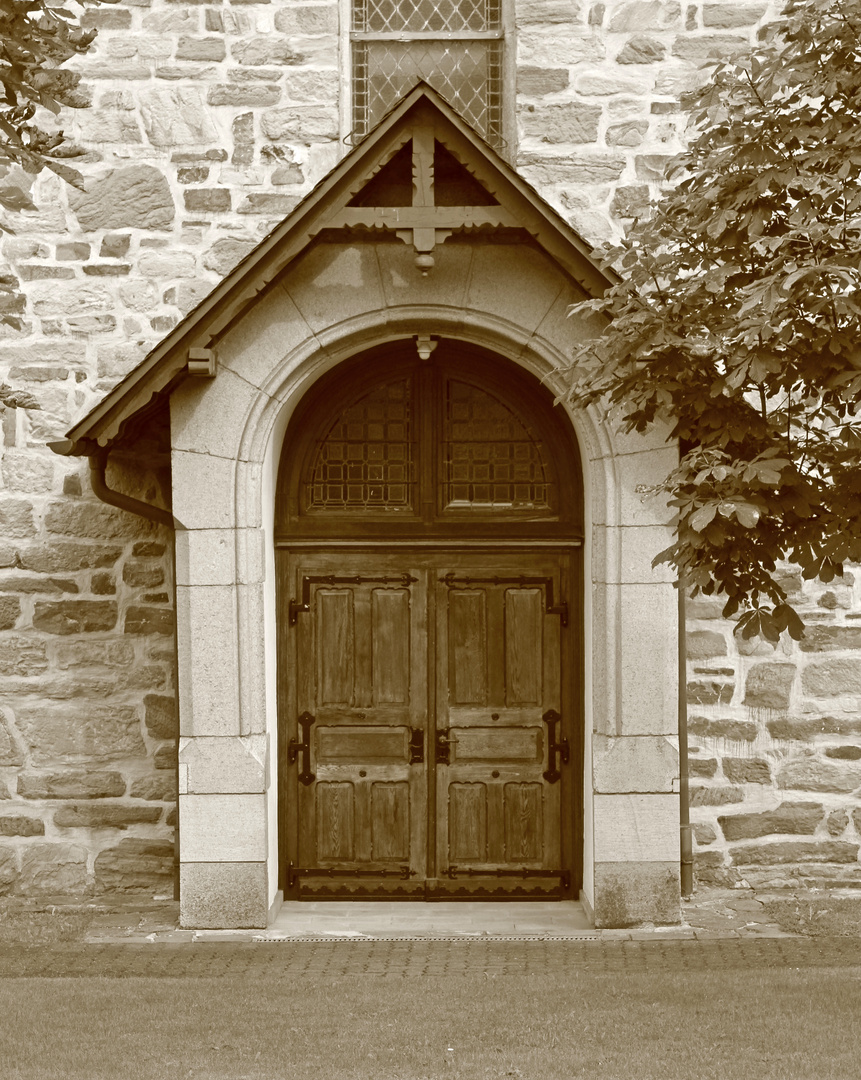 Seiteneingang der evangelischen Kirche in Hilchenbach-Müsen