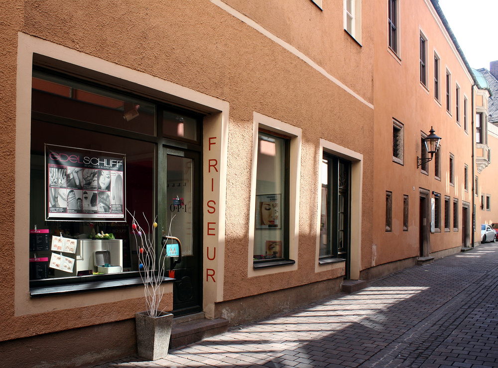 Seitenfassaden der Fuggerhäuser im Apothekergässchen mit Friseur