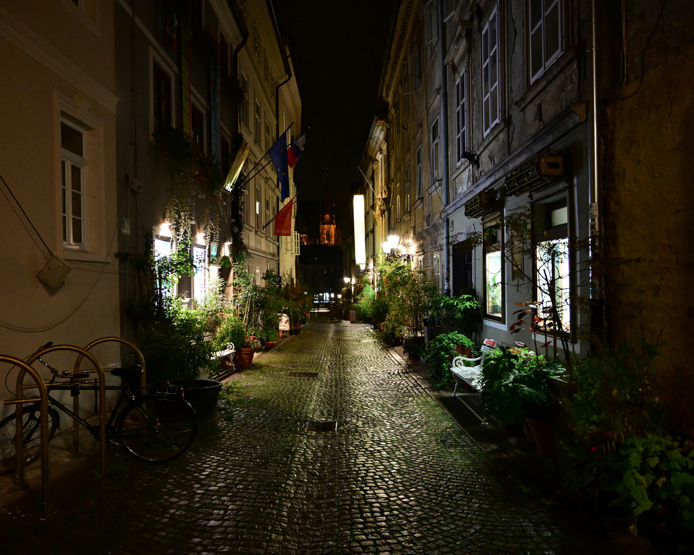 Seitengasse bei Nacht