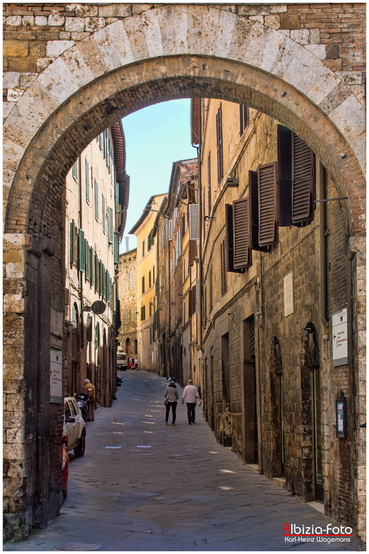 Seitengasse in Siena (Toscana)