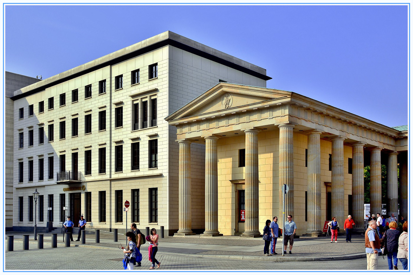 Seitengebäude des historischen B.Tors im direkten vergleich zum Neubau der Commerzbank von 1998