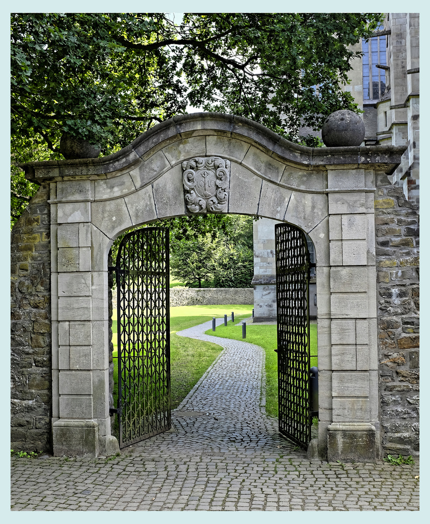 Seitenpforte am Altenberg Dom