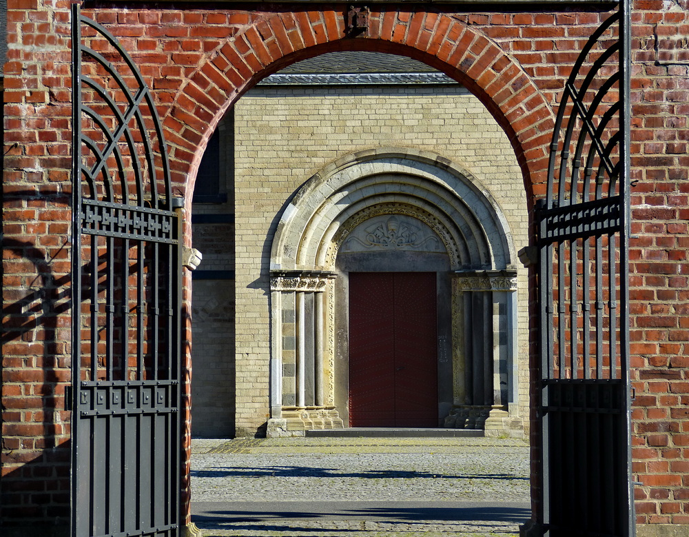 Seitenportal der Basilika Knechtsteden