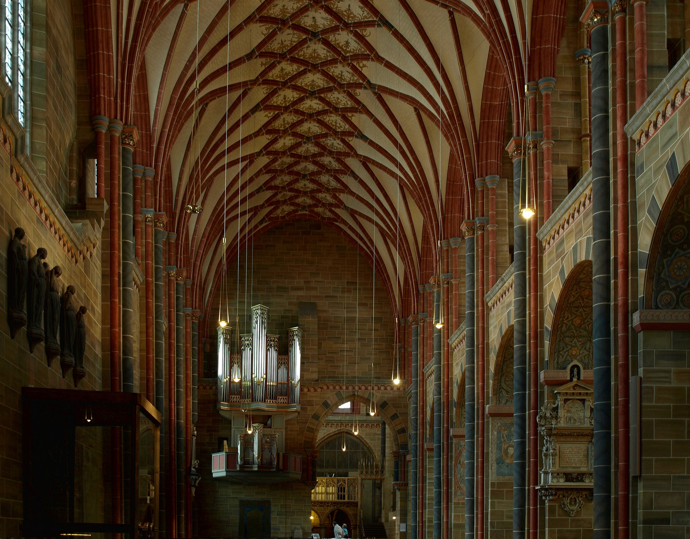 Seitenschiff mit Orgel im Dom zu Bremen