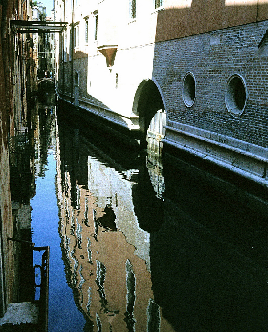 "Seitenstrasse" in Venedig - Dienstag ist Spiegeltag
