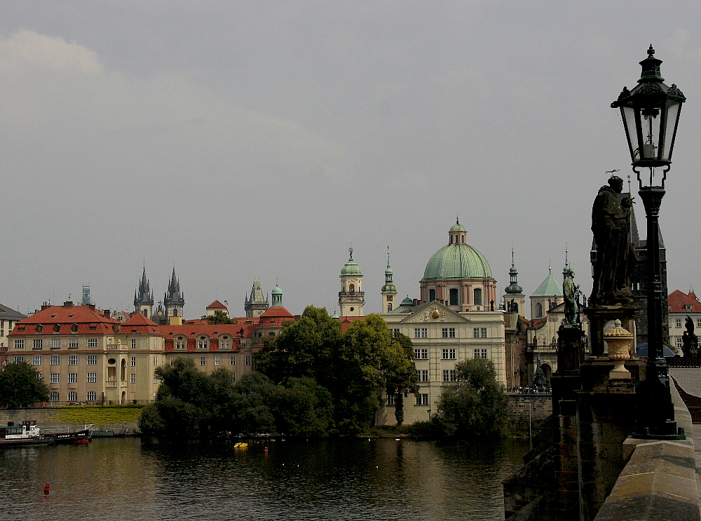 Seitlich der Karlsbrücke