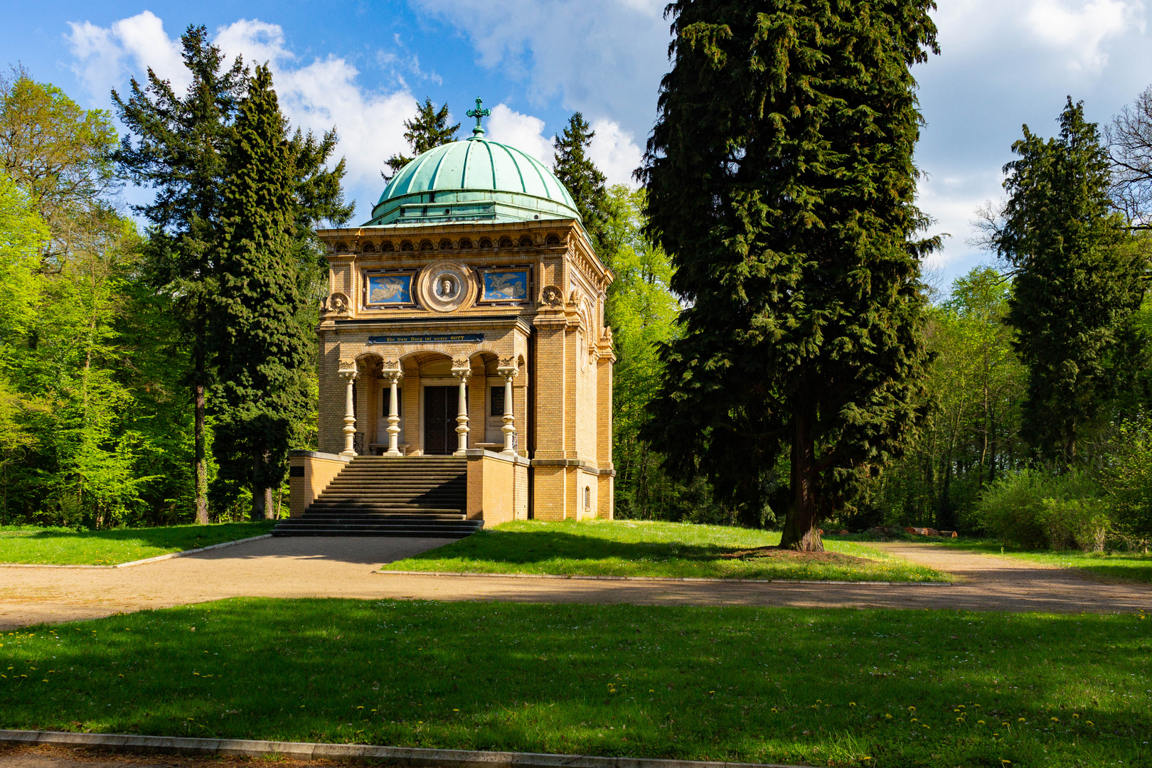 Seitlicher Blick auf das Mausoleum der Familie Wagenführ