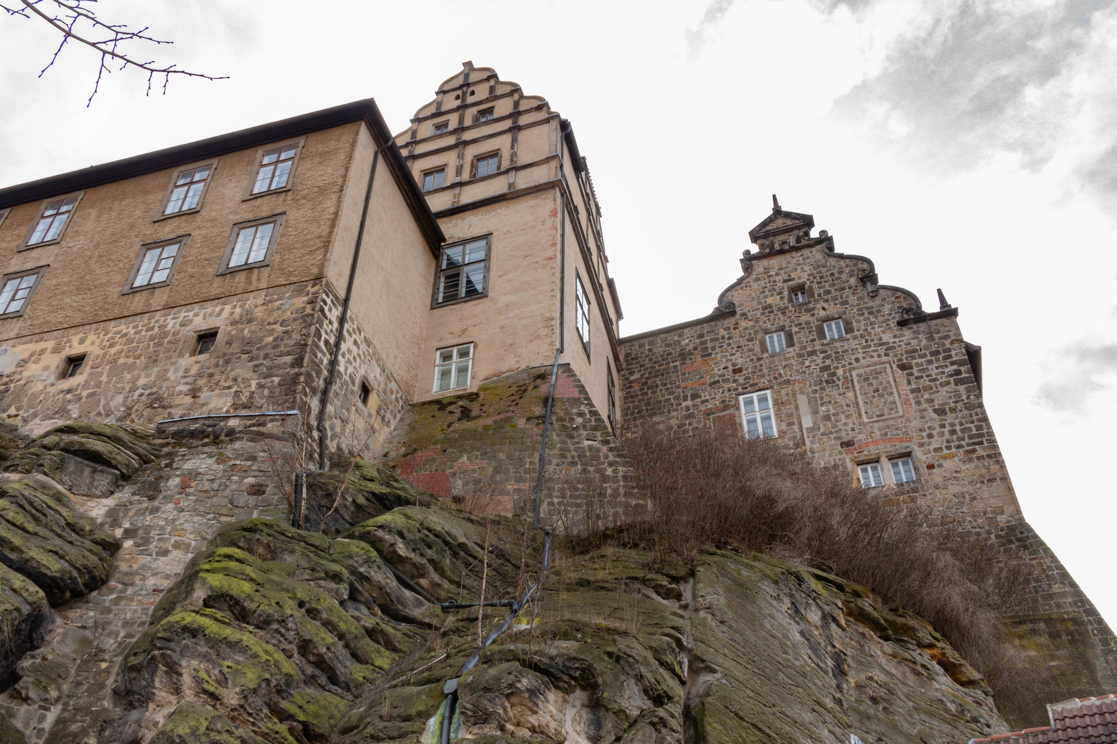 Seitlicher Blick auf die Stiftskirche St. Servatii