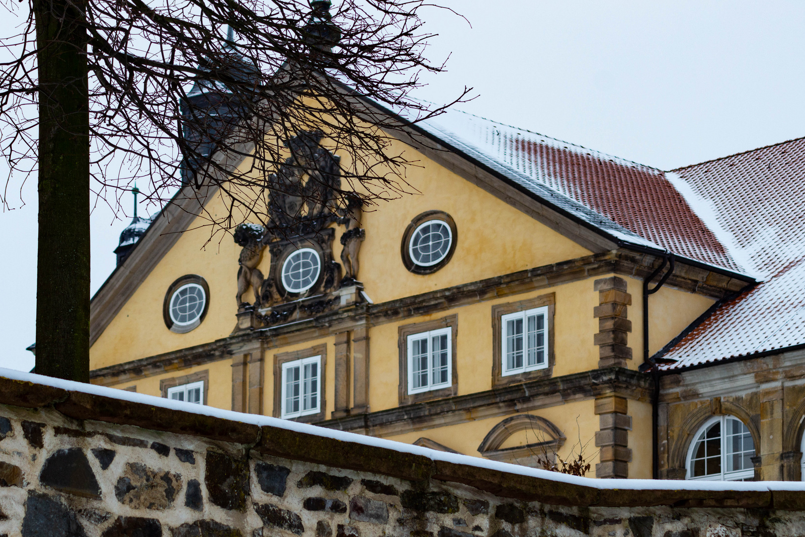 Seitlicher Blick auf Schloss Hundisburg