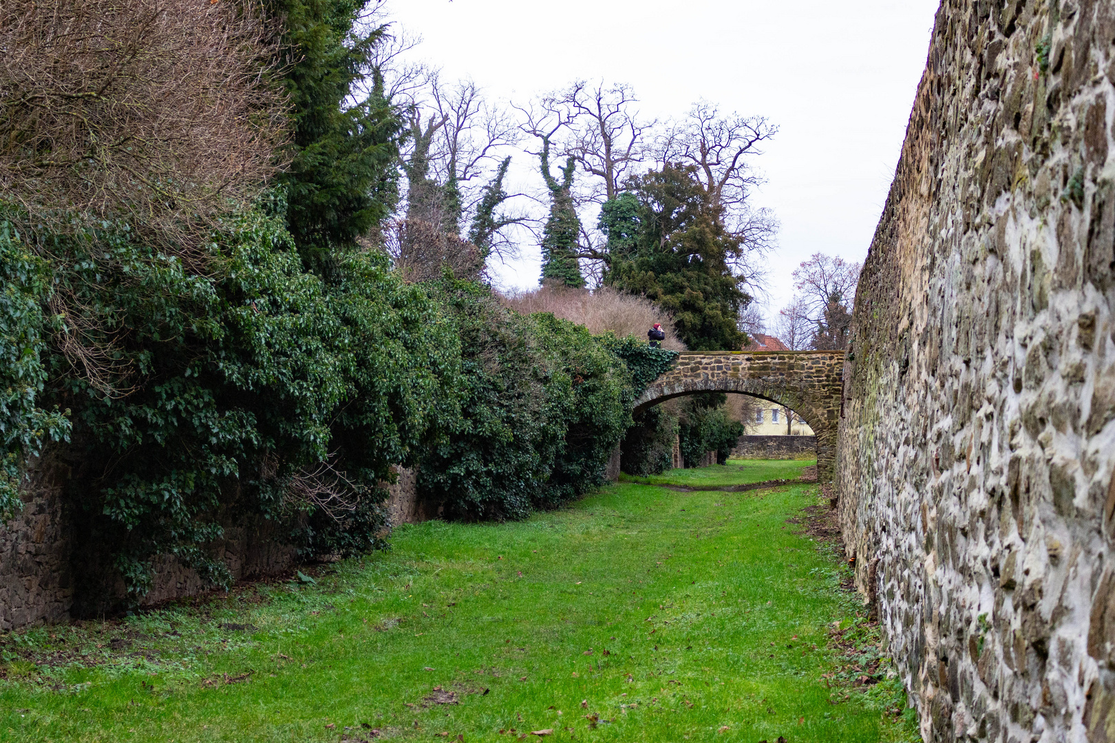 Seitlicher Gang am Schloss Hundisburg