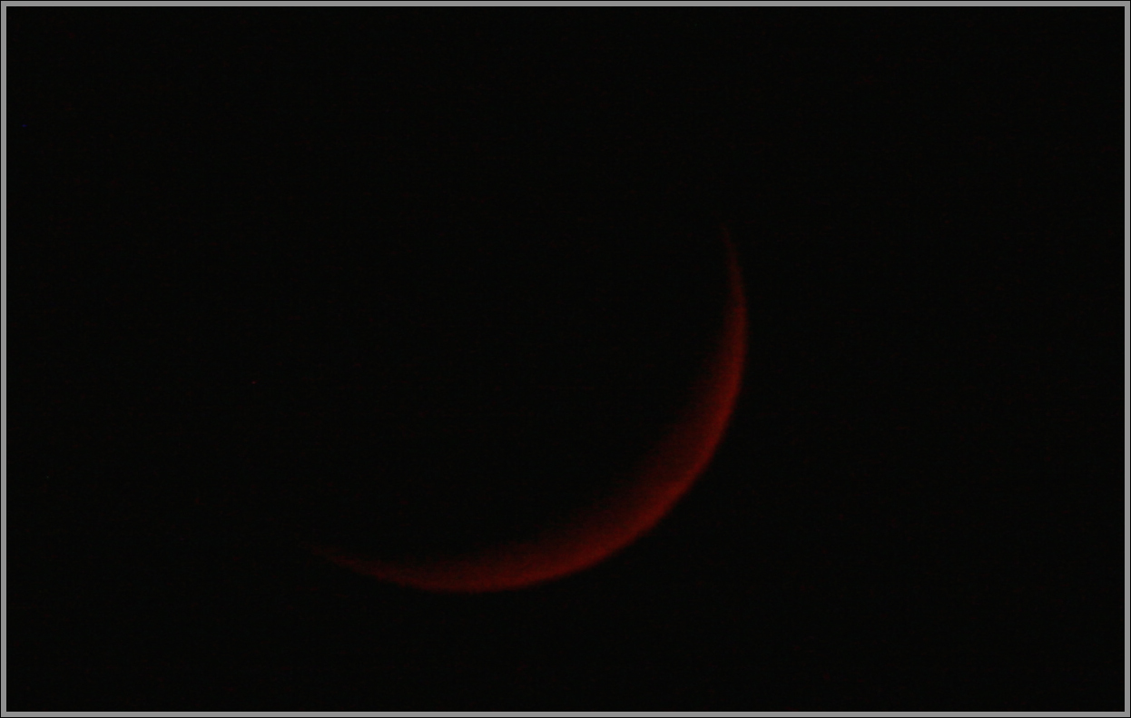 Sekunden, bevor der Mond am Horizont im Vulkanasche-Dunst versank...