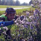 Selbst beim Radfahren kann sie es nicht lassen