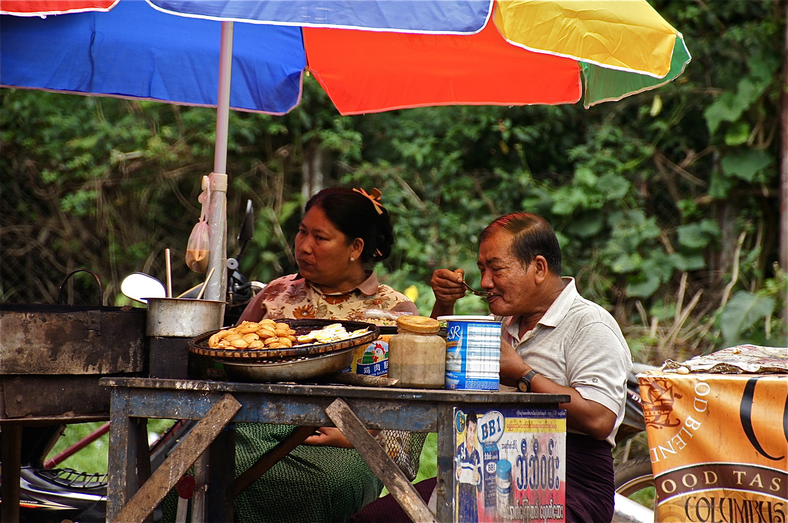 selbst die beste kundschaft :-) , kalaw, burma 2011