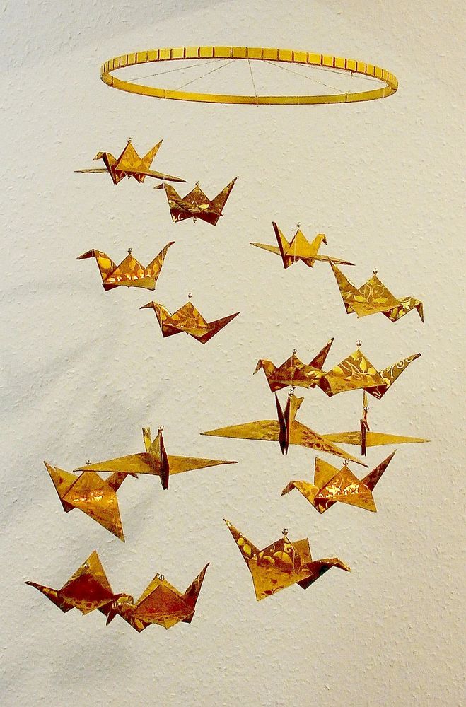 Selbst gebasteltes Mobile aus 16 goldenen Origami-Kranichen
