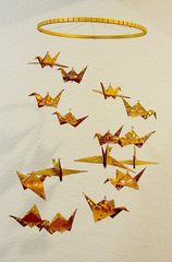 Selbst gebasteltes Mobile aus 16 goldenen Origami-Kranichen