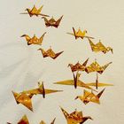 Selbst gebasteltes Mobile aus 16 goldenen Origami-Kranichen