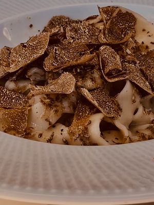 Selbst gemachte Teigwaren und Trüffel