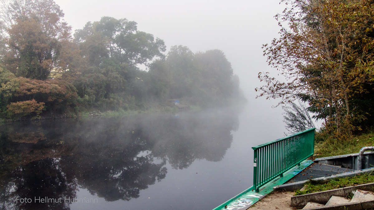 SELBST IM NEBEL IST BERLIN FÜR VIELE VOM LANDE EINE HEKTISCHE STADT