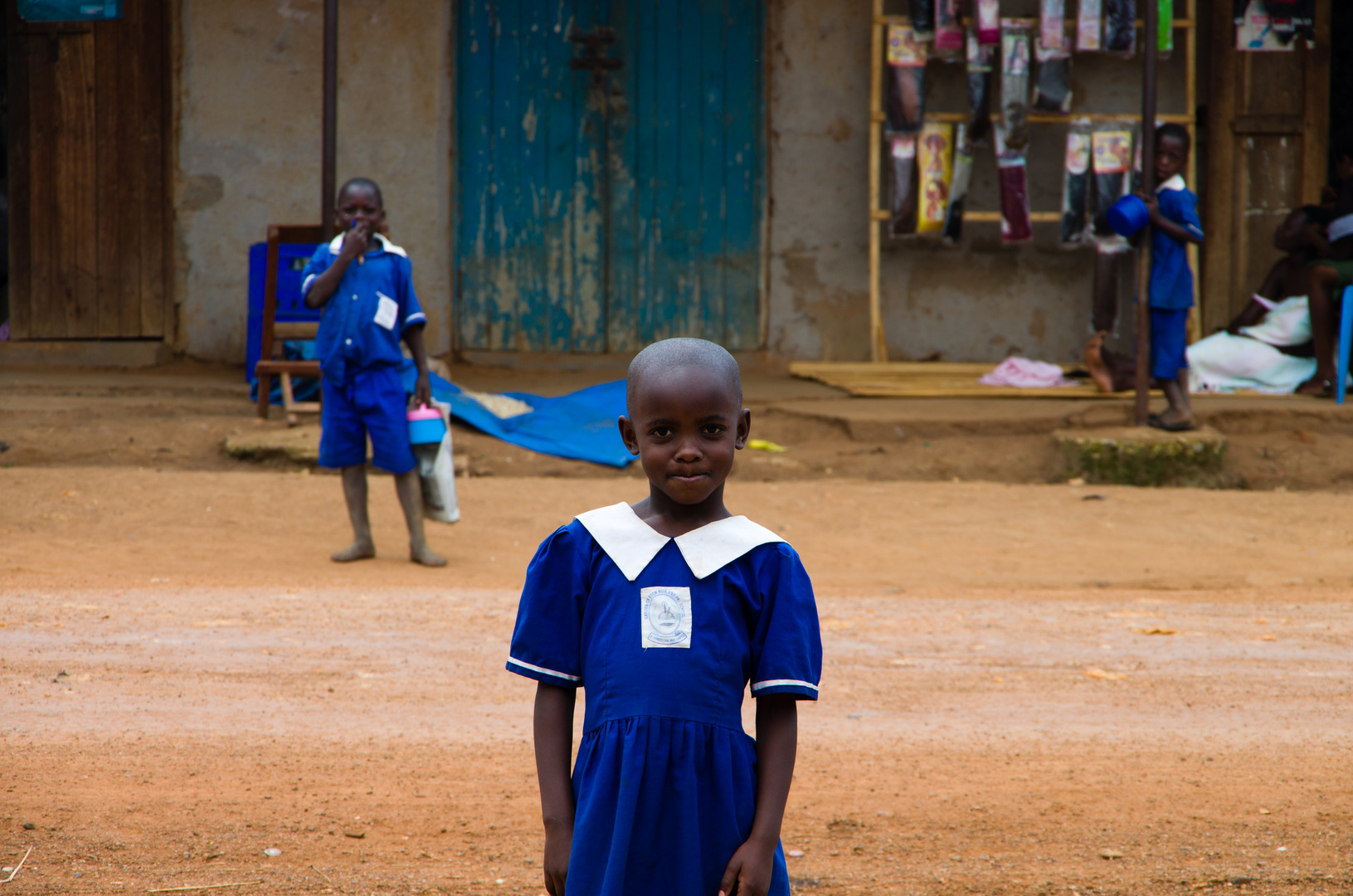 Selbstbewusste Schülerin in Uganda