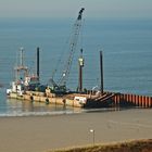 Selbstfahrende Arbeitsplattform "Dorsch" beim Spundwandsetzen an einer Buhne auf Borkum