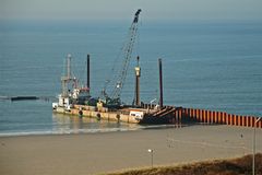 Selbstfahrende Arbeitsplattform "Dorsch" beim Spundwandsetzen an einer Buhne auf Borkum