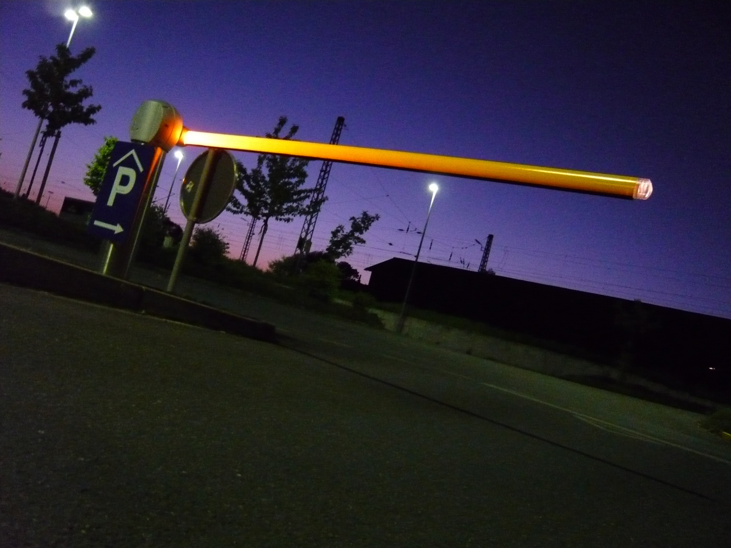 selbstleuchtende Schranke vor dem Abendhimmel von Lippstadt