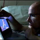 Selbstporträt beim Betrachten einer Filmszene mit Joe Pesci während eines Krankenhausaufenhaltes