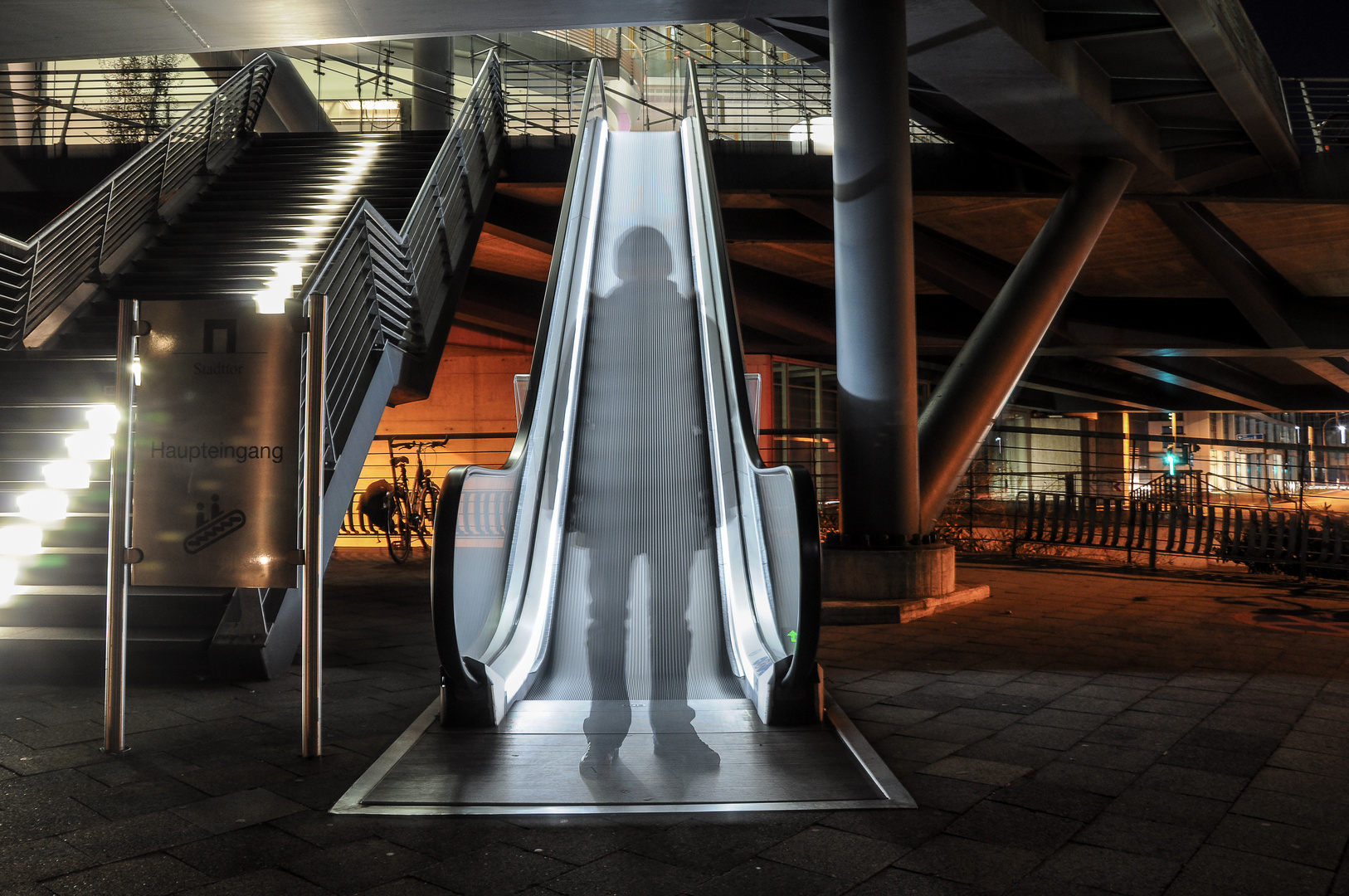 Selbstportrait am Stadttor Düsseldorf