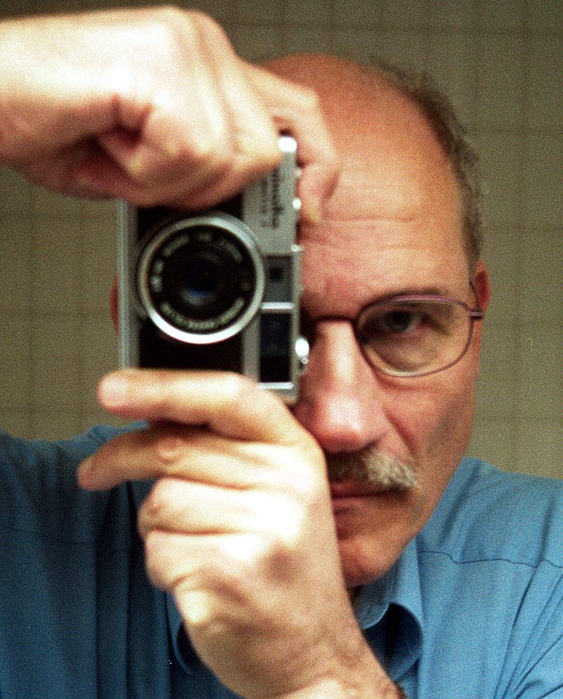 Selbstportrait mit Minolta HI matic F (reload)