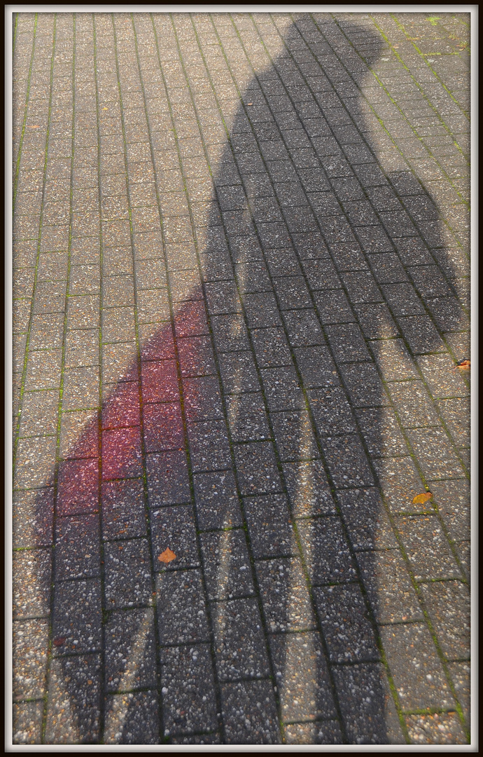 Selbstportrait mit roter Einkaufstüte