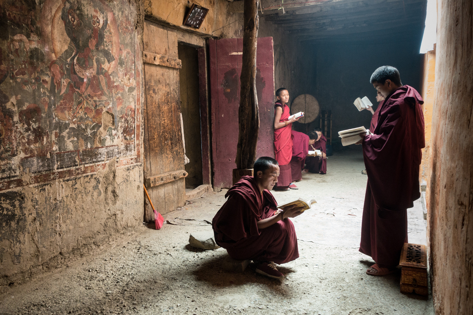 Selbstudium der Novizen vor der Lektion des Lamas, Choede Monastery, Tibet