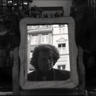 self: aus der Hand von der Straße durchs Schaufenster in den Spiegel in der Auslage