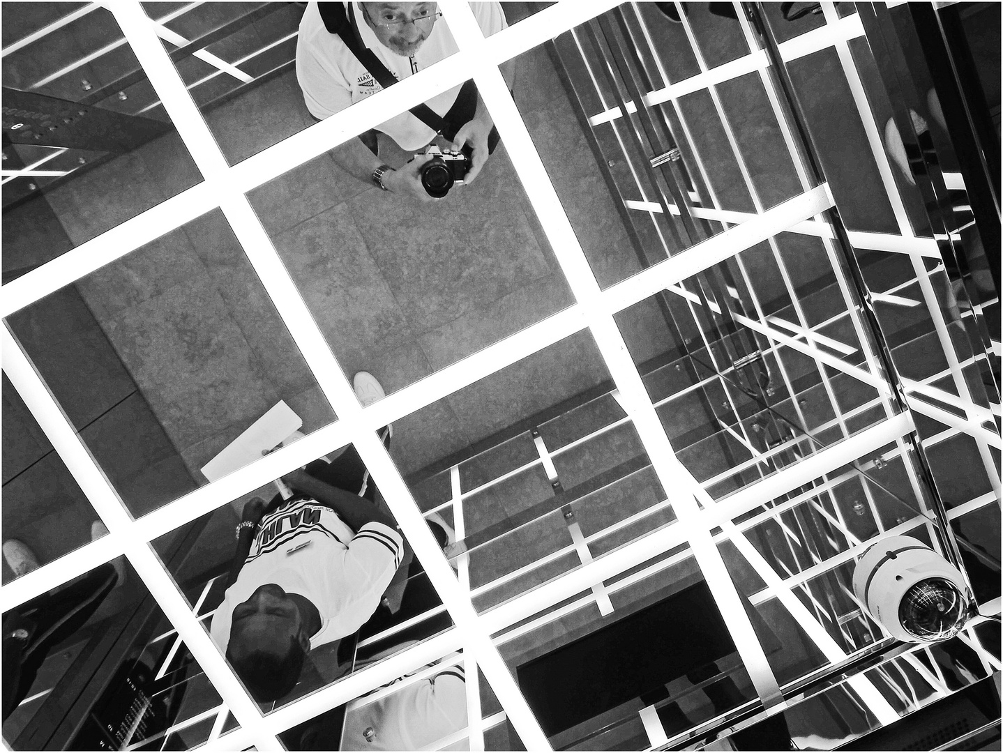 Selfie dans un ascenseur à parois miroirs