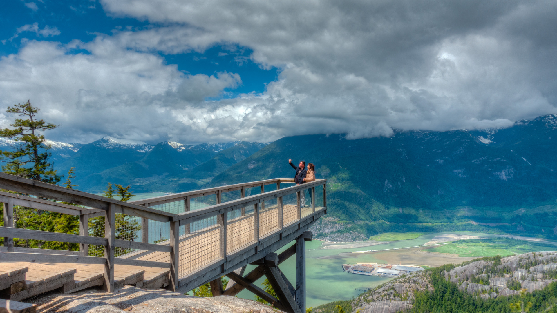 Selfie de couple sur l'embouchure de la rivière Squamish, BC