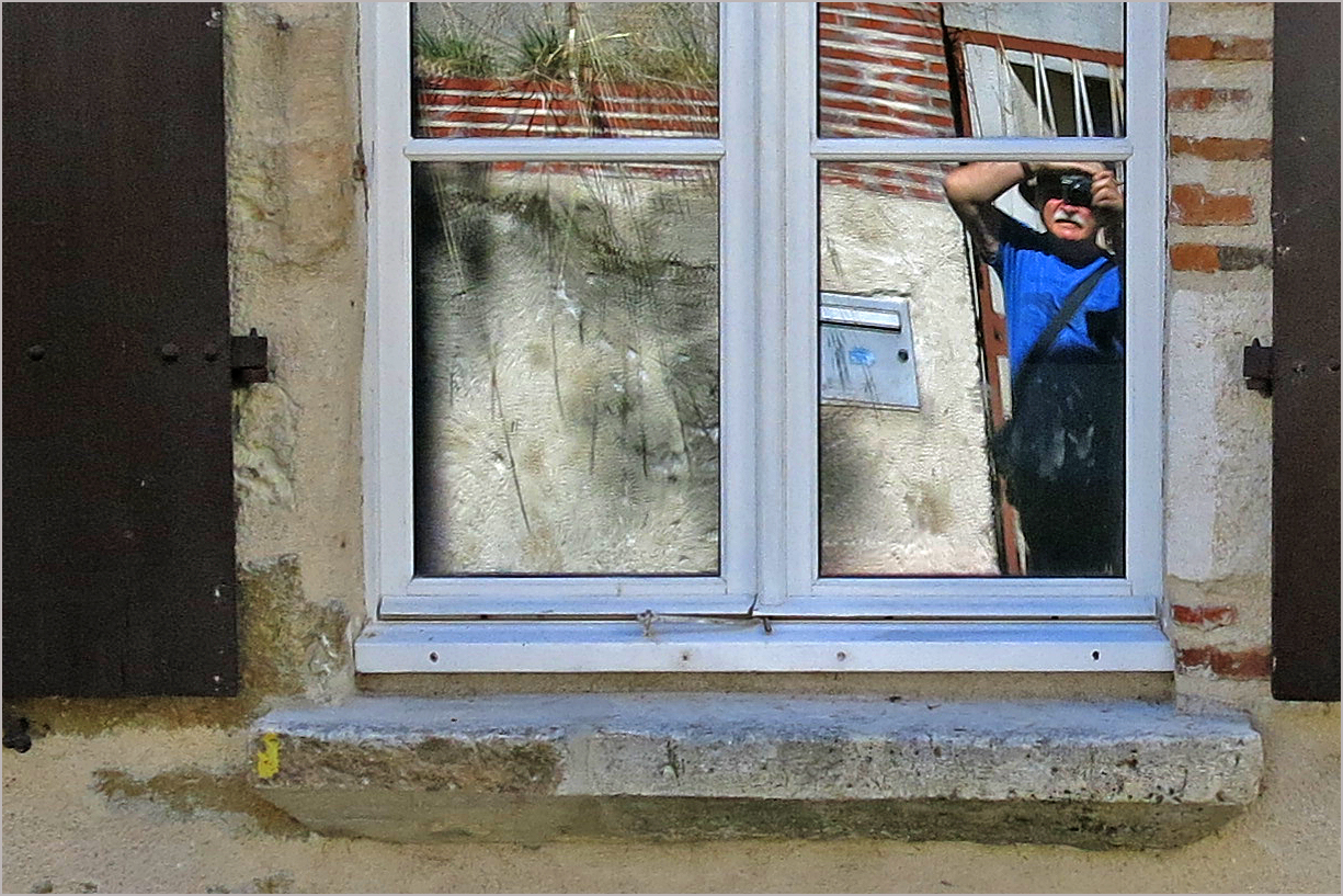 Selfie in blau vor dem alten Haus