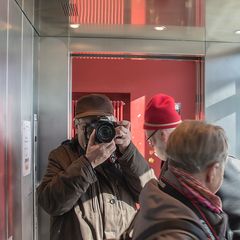 Selfie mit Spiegel im Personenaufzug.