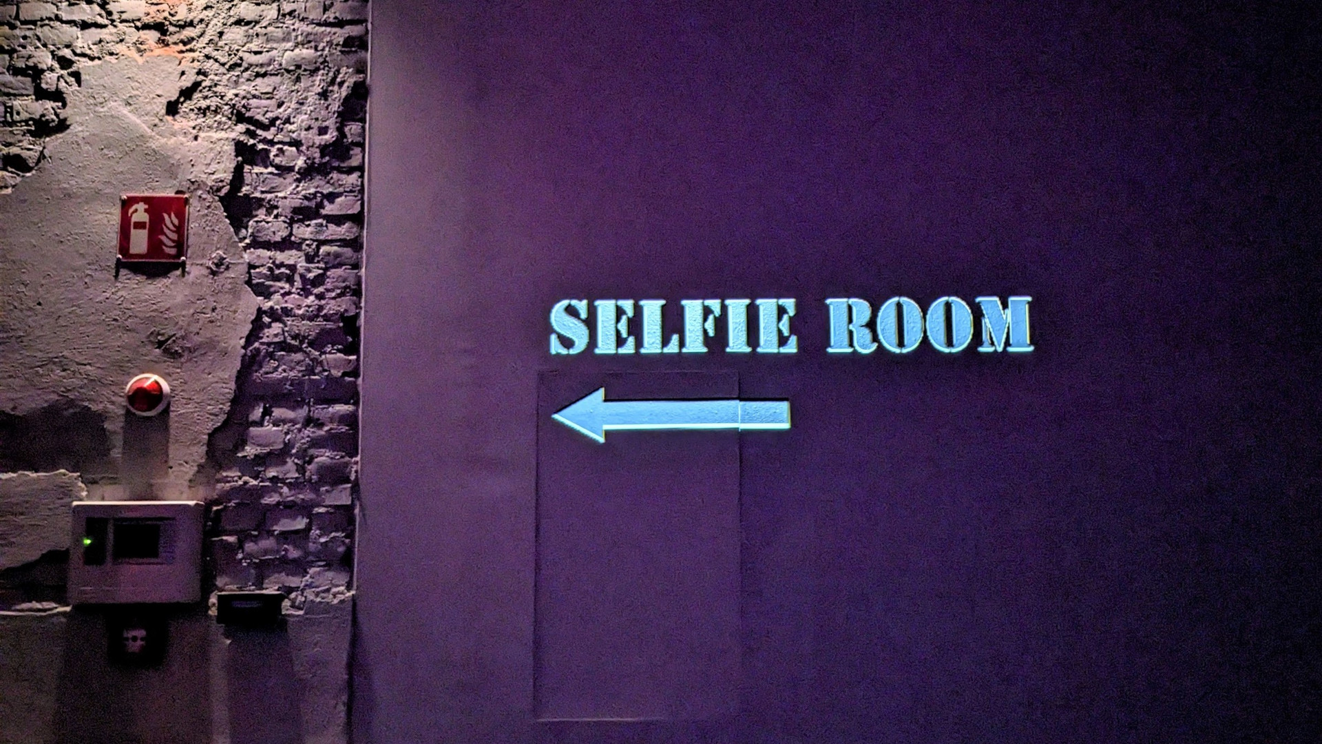 SELFIE ROOM