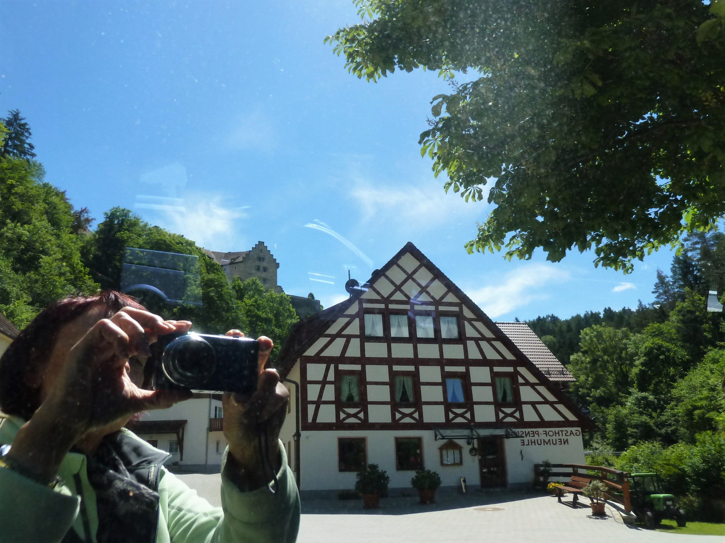 Selfie-Spiegelung mit Gasthaus und Burg....