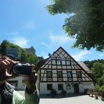 Selfie-Spiegelung mit Gasthaus und Burg....