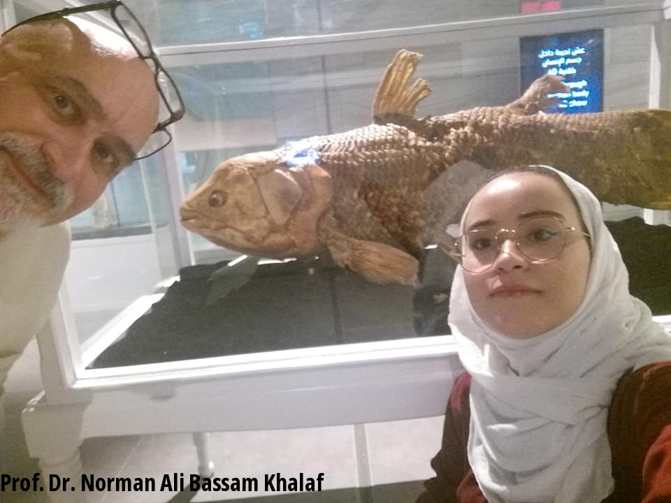 Selfie von Prof.Dr. Norman Khalaf und Tochter Nora mit Komoren-Quastenflosser in Kuwait