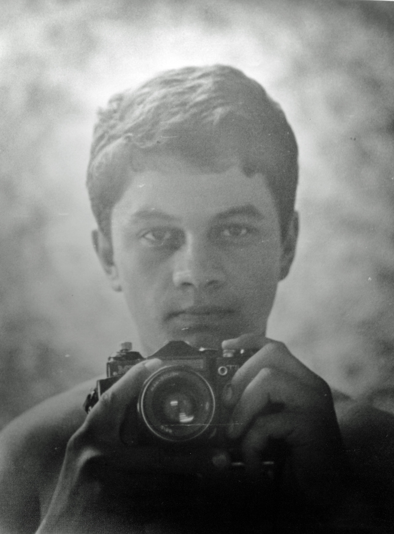 selfy der alte-deutsche Junge in Spiegel, Mittel-Volga Bezierk, Qasan-Wohnsaray, UdSSR, 1982.
