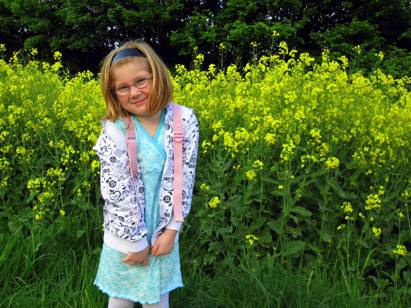 Selina im Rapsfeld