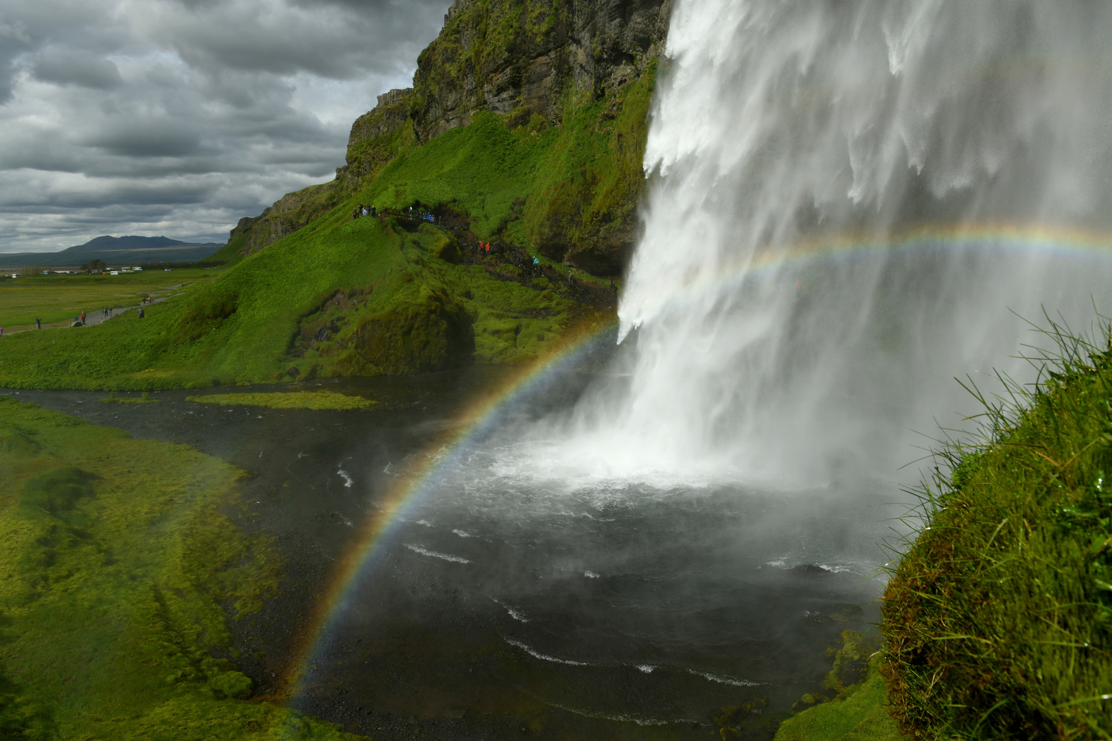 Seljalandsfoss 2, Tosbecken mit Regenbogen 