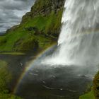 Seljalandsfoss 2, Tosbecken mit Regenbogen 