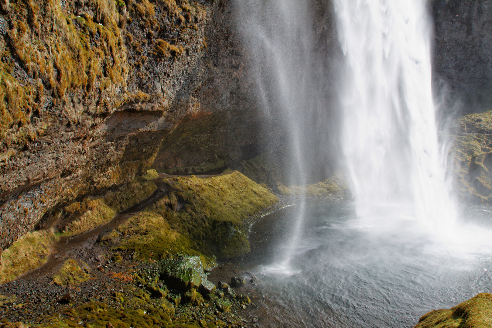 Seljalandsfoss - Ein Blick dahinter