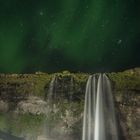 Seljalandsfoss in einer magischen Nacht