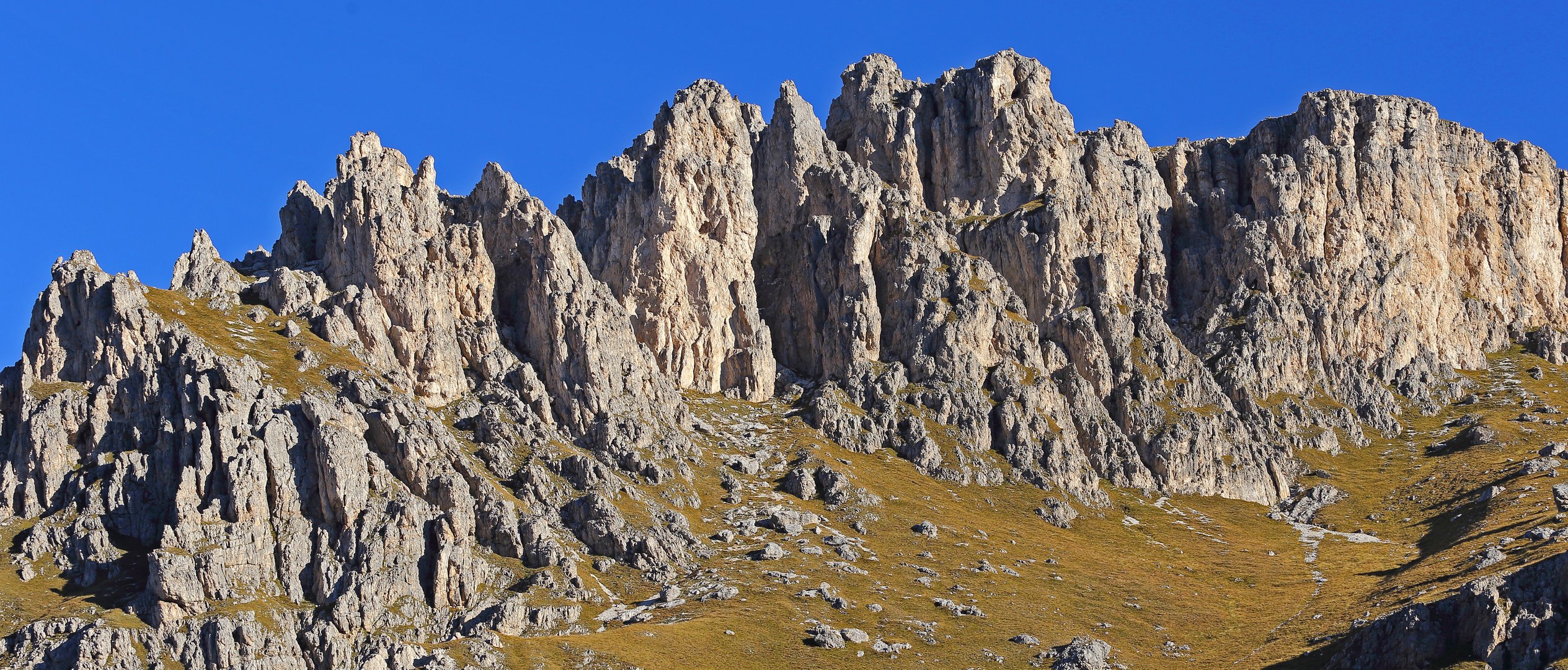 Selladolomitentürme und Zacken bei der Passhöhe des Pordoipasses...