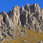 Selladolomitentürme und Zacken bei der Passhöhe des Pordoipasses...