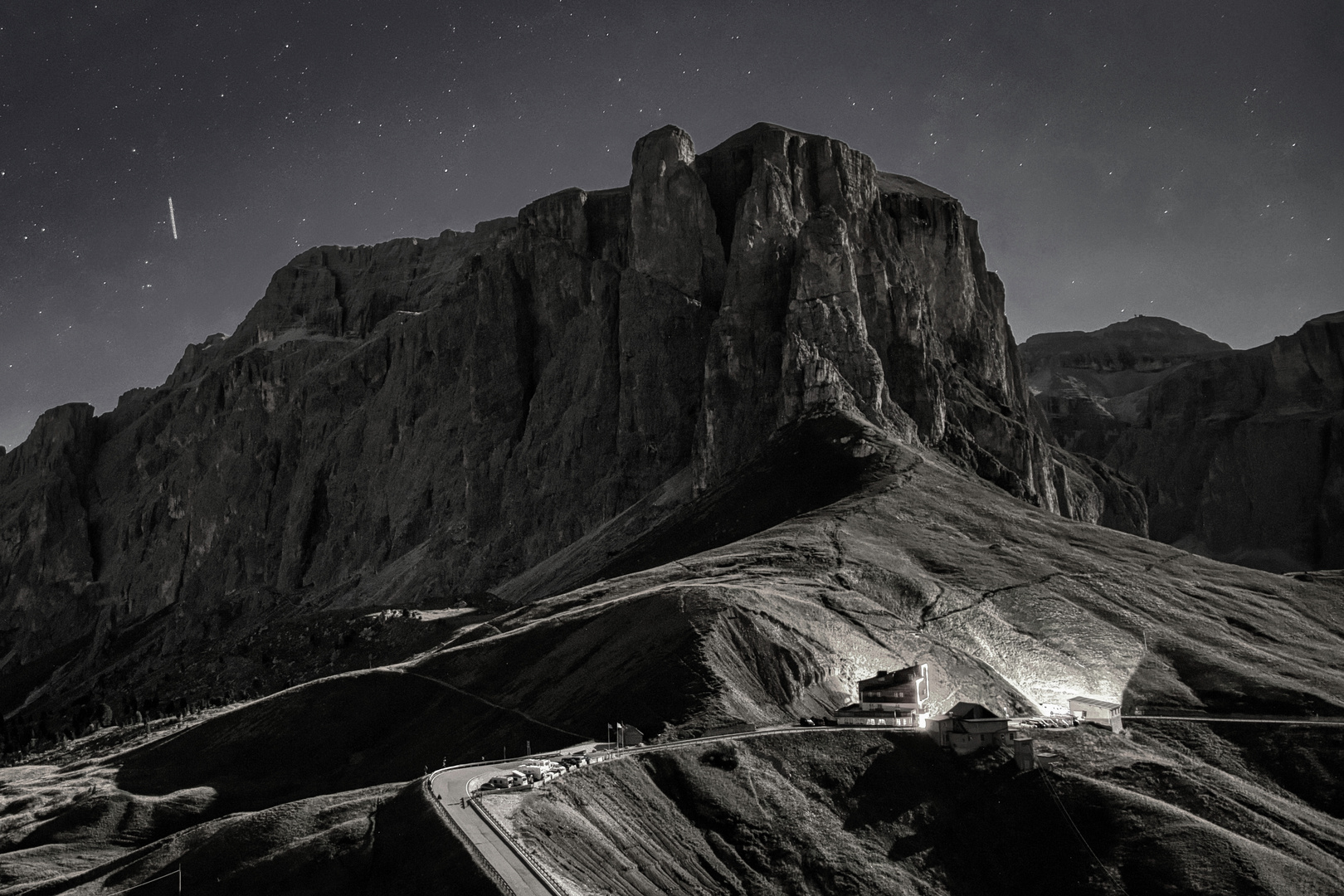 Sellajoch und Sellatürme im Mondlicht / Monochrom mit leichten Farbakzenten.